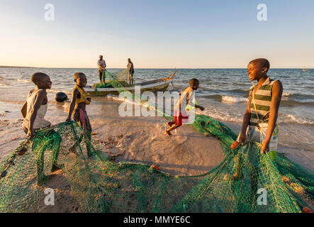 Pescatori artigianali in Mozambico tirate fuori le reti contenenti i giorni cattura. Foto Stock