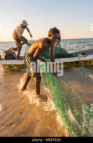 Pescatori artigianali in Mozambico tirate fuori le reti contenenti i giorni cattura. Foto Stock