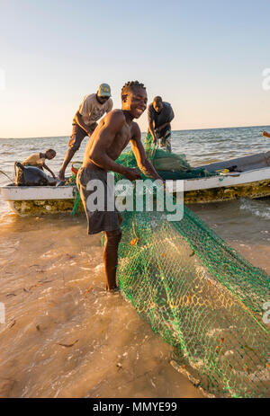 Pescatori artigianali in Mozambico tirate fuori le reti contenenti i giorni cattura. Foto Stock