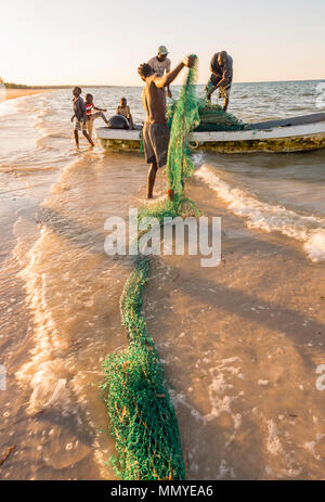 Pescatori artigianali in Mozambico tirate fuori le reti contenenti i giorni cattura. Foto Stock