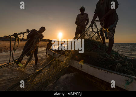 Pescatori locali in Inhassoro Mozambico che tirano le reti. Foto Stock