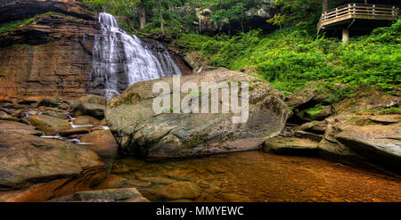 Foto di panorama di Brandywine cade in Cuyahoga Valley National Park in Ohio. Una splendida 65 piedi cade visto qui in tarda estate dal torrente. Foto Stock