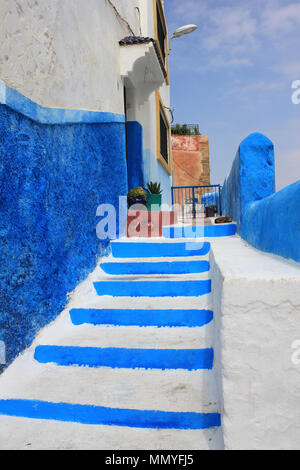 Blu e bianco casa dipinta nella Kasbah des Oudias, Rabat, Marocco Foto Stock