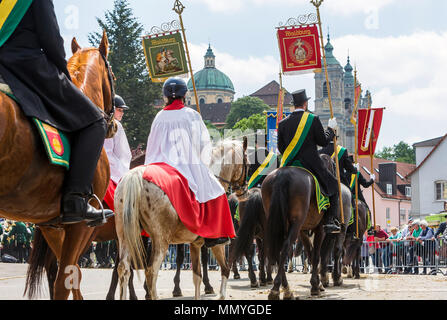 Blutritt, Weingarten, Germania, con 2500 cavalli, in onore di una reliquia del sangue. Il pellegrinaggio è il più grande corteo equestre in Europa. Foto Stock