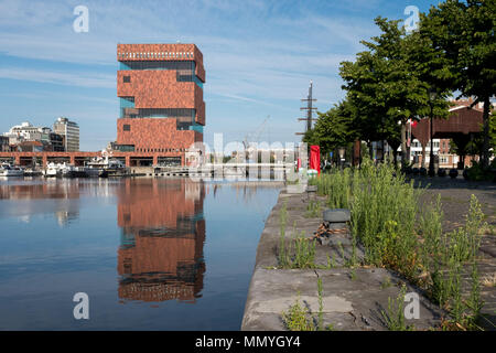 Vista sul museo MAS si riflette in una dock (Willemdok) ad Anversa, sabato 22 luglio 2017, Anversa, Belgio. Foto Stock