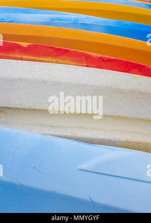 Set di colori differenti tavole da surf in una pila, Etretat, Francia. Foto Stock