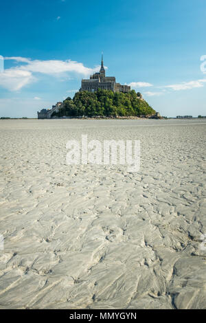 Vista sul Mont Saint Michel dal di dentro la baia a bassa marea Foto Stock