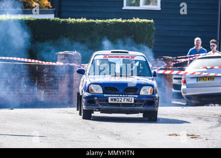 Kalvin driver verde Osian Owen co driver racing Nissan Micra in chiusura strada pubblica Corbeau Posti auto da rally Tendring e Clacton, Essex, Regno Unito Foto Stock