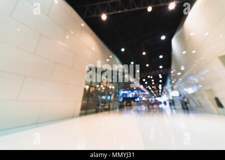 Evento pubblico exhibition hall, offuscata bokeh sfondo sfocato. International Business trade show, contemporaneo edificio pubblico nozione Foto Stock