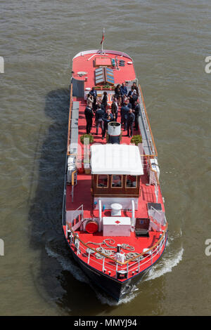 Un partito o corporate hospitality leisure gita in barca sul fiume Tamigi nel centro di Londra. Corporate azienda lontano giorno intrattenere i clienti più importanti. Foto Stock