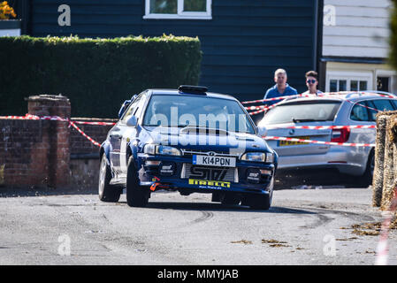 Tony driver cappone Teresa Butler co racing driver Subaru Impreza nel chiuso strada pubblica Corbeau Posti auto da rally Tendring e Clacton, Essex, Regno Unito Foto Stock