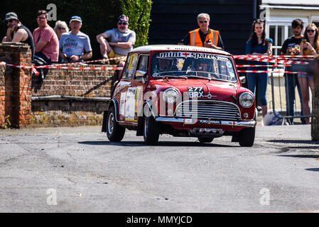 Peter Horsburgh conducente Bob Ward co racing driver Morris Mini Cooper nella chiusa di strada pubblica Corbeau Posti auto da rally Tendring e Clacton, Essex, Regno Unito Foto Stock