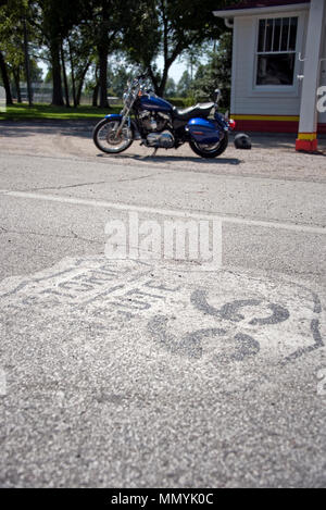 Dipinto di cartello stradale sul percorso 66, Illinois Foto Stock