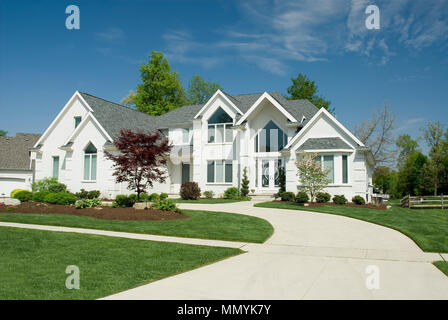 Bella bianca casa di mattoni con un design architettonico moderno con grandi finestre e uno splendido paesaggio. Foto Stock