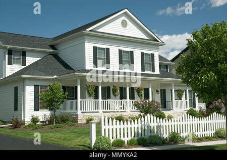 Nuova casa con un vecchio paese si sentono. Ampio portico anteriore e il white Picket Fence per il vecchio tempo look rétro. Solo uno dei molti nella mia galleria. Foto Stock