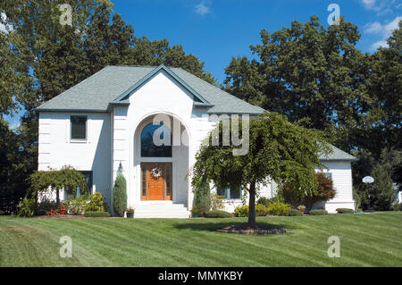 Bella bianca casa di mattoni con un ingresso ad arco con una grande finestra ad arco. Semplice design pulito. Soltanto uno di una serie di case in La mia collezione Foto Stock