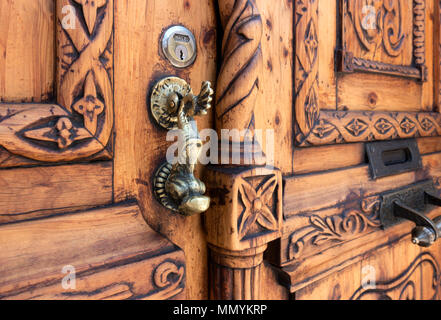 Ottone respingente della porta su un lato in legno intagliato porta in San Miguel De Allende, Messico Foto Stock