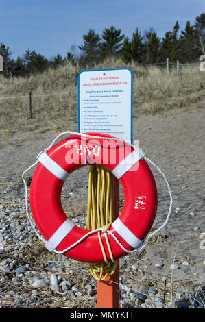 Emergenza attrezzature di salvataggio, anello di vita boa con istruzioni, installato sulla spiaggia incustodito al punto Beach Stato foresta, Wisconsin Foto Stock