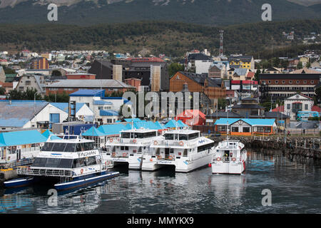 Sud America, Argentina, Ushuaia. Area portuale vista con tipiche imbarcazioni turistiche nel porto. Foto Stock