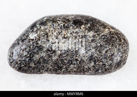 Le riprese in modalità macro di roccia naturale campione - lucidato peridotiti pietra con phlogopite mica su marmo bianco sfondo dalla regione Kovdor, penisola di Kola Foto Stock