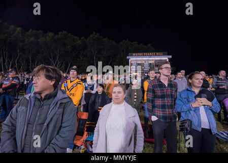 Persone in piedi per l'inno nazionale al Occidenti Tigers v North Queensland Cowboys gioco a Sydney's Leichhardt ovale, Maggio 10th, 2018 in Australia Foto Stock