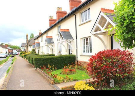 Il piccolo villaggio di Otterton siede sulla lontra di fiume vicino a Budleigh Salterton e Bicton. Esso vanta di pannocchie e cottage con il tetto di paglia, un pub e un piccolo negozio. Foto Stock