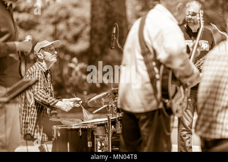 DIMITROVGRAD, Bulgaria - 30 Aprile 2018: Il batterista jazz con baseball hat esegue e guarda in su mentre jazzing al concerto di strada evento dedicato a Inter Foto Stock