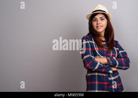 Giovane bella turista indiano donna che indossa controllato shirt e h Foto Stock