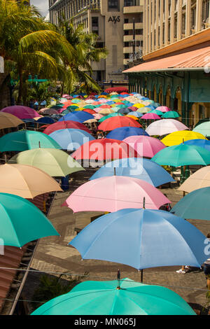 Port Louis, Mauritius - unidentified turisti e agli acquirenti di godere di una giornata fuori al Le Caudan Waterfront complesso per lo shopping in città Foto Stock