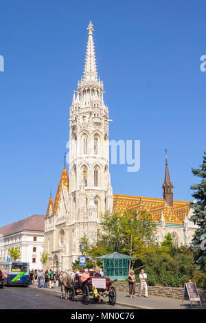 I turisti alla Chiesa di Mattia, uno dei più noti e più popolari attrazioni di Budapest, Ungheria Foto Stock