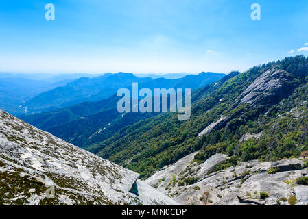 Vista dal Moro Rock - Escursioni nel Parco Nazionale di Sequoia, CALIFORNIA, STATI UNITI D'AMERICA Foto Stock