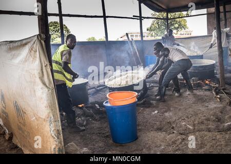 La cucina di Kyangwali Refugee Camp che fornisce un pasto caldo per 2500 rifugiati congolesi quotidianamente. Il personale della cucina è anche rifugiati congolesi che si paga una piccola somma di denaro da parte dell'ACNUR a svolgere il compito di cottura degli alimenti per altri rifugiati. Secondo l ACNUR oltre 85.000 persone hanno raggiunto in Uganda dalla Repubblica Democratica del Congo fin dall'inizio del 2018 come essi sfuggire la violenza nella provincia di Ituri nel nord-est della loro guerra torned paese. La maggior parte dei rifugiati sono arrivate in barca attraverso il lago Albert, che giace tra i due paesi. Con i rifugiati settlem Foto Stock