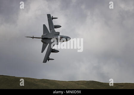 Royal Air Force Panavia Tornado catturata nel loop di Mach in Galles Foto Stock