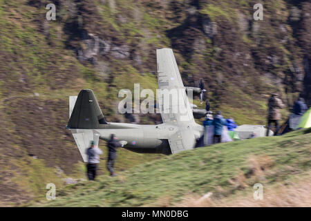 US AIR FORCE C-130 livello basso volare da Foto Stock