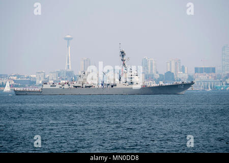 170802-N-ZP059-057 SEATTLE (Agosto 2, 2017) - USS Michael Murphy (DDG 112) vele in una parata di navi nel corso del Seattle 68Seafair annuale Settimana della flotta. Seafair Settimana della flotta è una celebrazione annuale del mare servizi in cui i marinai, Marines e Guardia Costiera di membri da visitare U.S. La marina e la Guardia costiera navi e navi da Canada rendono la città una porta di chiamata. (U.S. Foto di Marina di Massa lo specialista di comunicazione 2a classe Giacobbe G. Sisco/rilasciato) Foto Stock