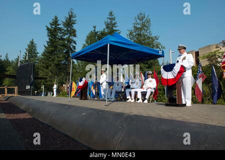 Il Submarine Squadron 17 è un comando della Marina degli Stati Uniti responsabile dei sottomarini lanciamissili balistici portati a casa alla base navale di Kitsap-Bangor, Washington. L'immagine d'archivio documenta una cerimonia di cambio di comando tenutasi il 3 agosto 2017 presso Deterrent Park, dove il commodoro entrante sollevò il comandante uscente. La stampa fotografica storica registra osservazioni formali durante la transizione alla leadership. Foto Stock