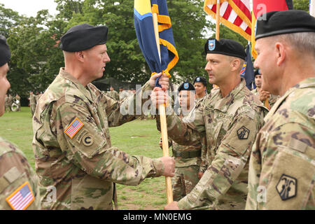 Brig. Gen. Frederick R. Maiocco Jr., sinistra, mani la settima missione di supporto unità di comando guidon oltre al comando Sgt. Il Mag. Raymond Brown, destra durante la settima missione supportano il comando Modifica del comando cerimonia il Agosto 4, 2017 su Daenner Kaserne a Kaiserslautern, in Germania. Osservando Brig. Gen. Steven Ainsworth, colore di primo piano a destra in uscita il comandante generale e il Mag. Gen. Steven Shapiro, in primo piano a sinistra, Comandante generale del xxi Theatre Supporto comando, 7 MSC della sede superiore. Foto Stock