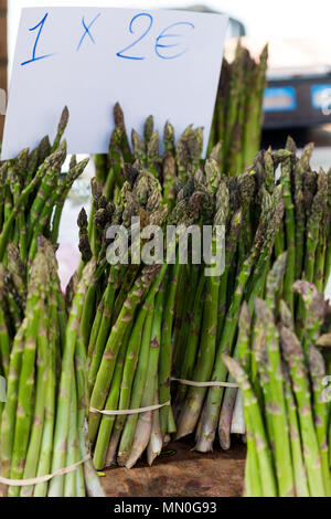 Asparagi freschi ortaggi, in vendita. Mercato di Via Torre del Mar spagna Foto Stock