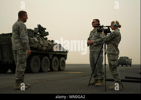 Stati Uniti Air Force Col. Justin Niederer, sinistra, dal 821st risposta di emergenza Gruppo, Travis Air Force Base in California, è stato intervistato da Staff Sgt. Kyle Brasier, 4a lottare contro lo squadrone della fotocamera e il Senior aviatori Taylor Harrison, 1° CTCS, sia da base comune Charleston durante l'esercizio custode di mobilità, concedere il paese Aeroporto Internazionale, Mosè Lago, nello Stato di Washington, 4 agosto 2017. Più di 3.000 aviatori, soldati, marinai, Marines e i partner internazionali fatta convergere su lo stato di Washington a sostegno della mobilità di un tutore. L'esercizio è destinato a testare le capacità della mobilità delle Forze aeree in exec Foto Stock