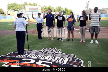 La guardia costiera Adm posteriore. Meredith Austin, commander, 5 Coast Guard District, esegue una ri-l'arruolamento e prestazione di giuramento nella cerimonia di Norfolk maree annuali di Coast Guard Notte a Harbor Park a Norfolk, Virginia, e il Agosto 4, 2017. La recluta giurato durante la partita di baseball durante la quale il Norfolk maree ha giocato il Durham Bulls. (U.S. Coast Guard foto di Sottufficiali di terza classe Corrie N. Smith/rilasciato) Foto Stock