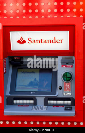 Macchina Atm . Banca Santander. Velez Spagna. Foto Stock