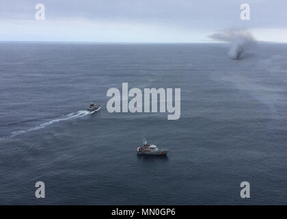 Il Coast Guard risponde ad un peschereccio che ha preso fuoco vicino a Coos Bay, Ore., e il Agosto 5, 2017. Un volontario custode di luce al Cape Blanco luce ha notato che la nave di masterizzazione e riferito alla Stazione della Guardia Costiera Coos Bay. Stati Uniti Coast Guard Foto cortesia del settore North Bend. Foto Stock