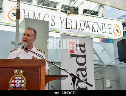 170805-N-MT581-021 SEATTLE (Agosto 05, 2017) Royal Canadian Navy Adm posteriore. Arte McDonald, commander, forze marittime pacifico e Joint Task Force Pacific, parla durante un ricevimento canadese co-ospitato a bordo di Royal Canadian Navy navi HMCS Yellowknife (MM 706) e HMCS Edmonton (MM 703) dalla Royal Canadian Navy durante il Seattle Seafair Settimana della flotta. Seafair Settimana della flotta è una celebrazione annuale del mare servizi in cui i marinai, Marines e Guardia Costiera di membri da visitare U.S. La marina e la Guardia costiera navi e navi da Canada rendono la città una porta di chiamata. (U.S. Navy foto di comunicazione di massa Spec Foto Stock