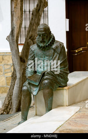 Miquel de Cervantes la lettura di don Quijote seduto fuori Beniel palace Velez. Spagna Foto Stock