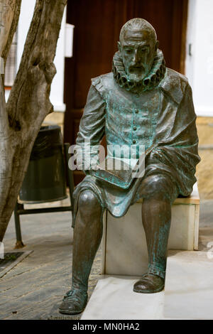 Miquel de Cervantes la lettura di don Quijote seduto fuori Beniel palace Velez. Spagna Foto Stock