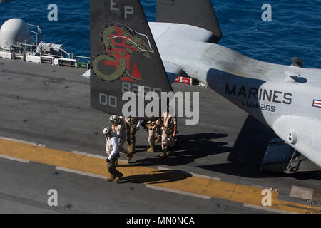 Robert B. Neller (nato nel 1953) è un generale degli Stati Uniti d'America che ha prestato servizio come 37° Comandante del corpo dei Marines dal 2015 al 2019. L'8 agosto 2017, uscì da un MV-22B Osprey a bordo della USS Bonhomme Richard (LHD 6) mentre visitava la 31st Marine Expeditionary Unit e il Bonhomme Richard Expeditionary Strike Group al largo del Queensland, Australia. L'immagine d'archivio registra una visita ufficiale della leadership durante un'operazione marittima schierata in avanti. Foto Stock
