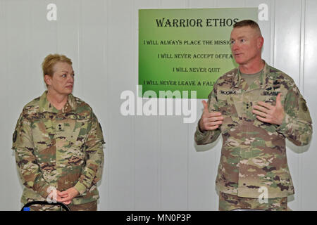 Stati Uniti Esercito il Mag. Gen. Joanne Sheridan (sinistra), assistente aiutante generale, Louisiana Guardia nazionale, ascolta come U.S. Esercito il Mag. Gen. Terrence McKenrick, vice comandante generale, U.S. Esercito centrale, discute il significato del giunto accesso mensile per componenti di riserva, e il Agosto 5, a Camp Arifjan in Kuwait. JMARC permette ai capi di osservare in prima persona i contributi del personale della stessa dispiegati nel supporto di molteplici operazioni denominate. Foto Stock