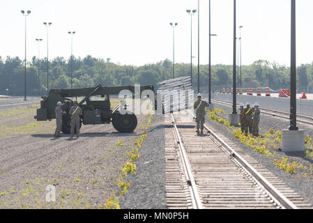 Soldati con la trentottesima supporto brigata impostare rampa chiavi auto al Camp Atterbury del fungo in preparazione per la 76th della brigata di fanteria combattere del Team di ritorno dalla Joint Readiness Training Center a Fort Polk, La. il 9 agosto 2017. (U.S. Foto dell'esercito da Staff Sgt. Geremia Runser) Foto Stock