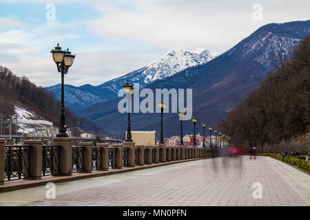 Il paesaggio di argine del fiume Mzymta sullo sfondo di montagne appariscente in giornata invernale, Krasnaya Polyana, Sochi, Russia Foto Stock