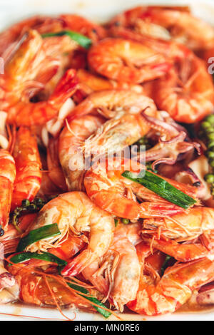 Preparate di fresco gamberi, calamari e gamberi. Mercato del Pesce di Kep, Cambogia. Foto Stock